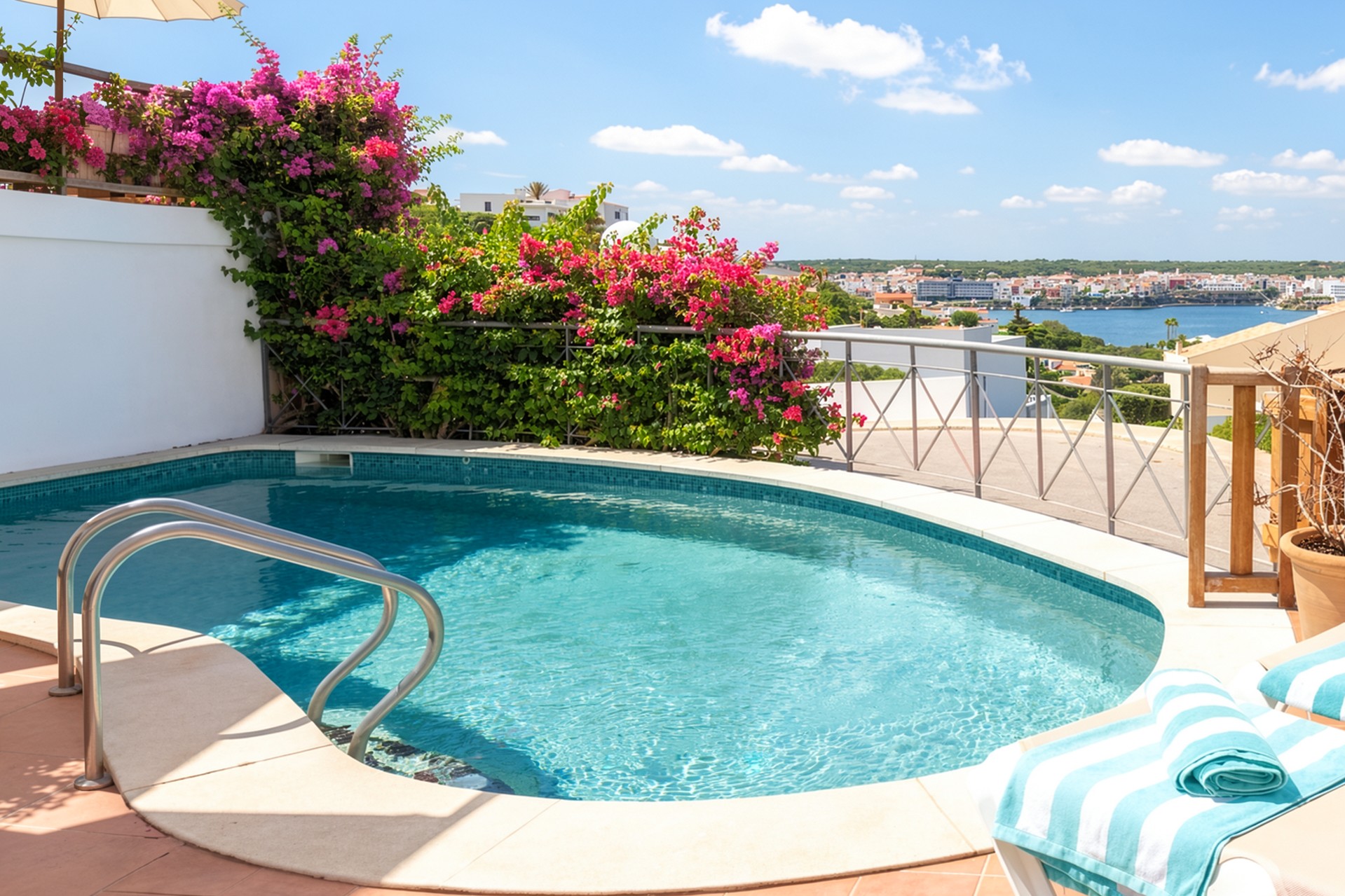 Chalet con piscina y vistas al puerto
