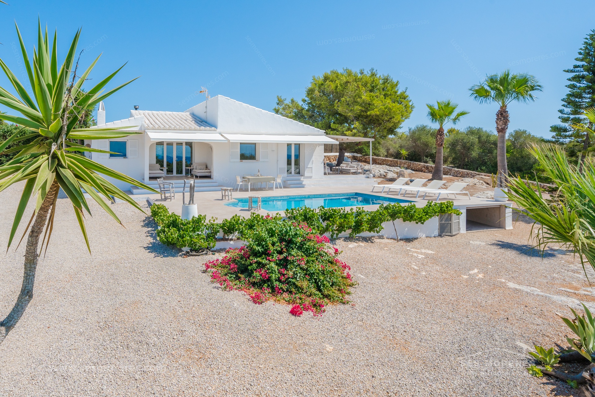 Villa reformada con piscina en Binisafúa