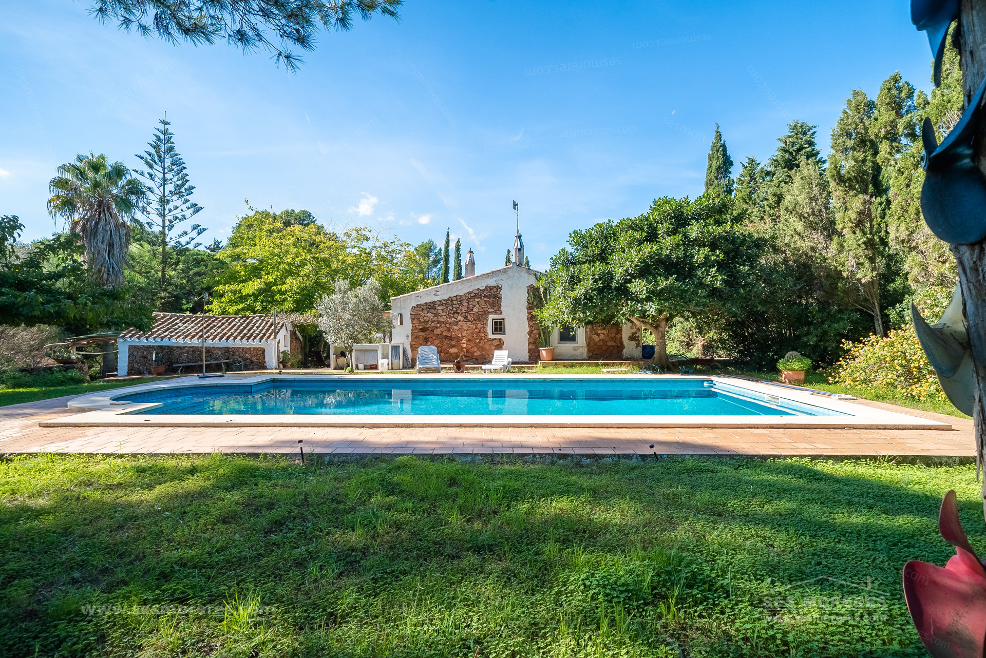 Casa menorquina reformada en pleno bosque